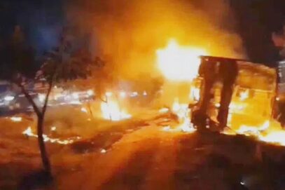 ویڈیو: حیدرآباد کے پی ایچ بی میں اے سی سلیپر پرائیویٹ بس میں آگ لگ گئی۔