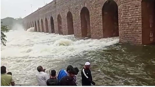 حمایت ساگر کے 9 دروازے 10000 کیوسک چھوڑنے کے لیے کھولے گئے؛ حیدرآباد الرٹ
