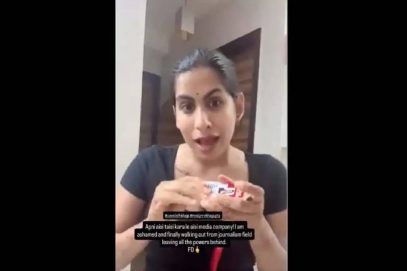 ویڈیو: دہلی کے آوارہ کتے کے معاملے پر صحافی نے نوکری چھوڑ دی، شناختی کارڈ کاٹ دیا۔