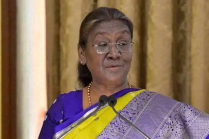 صدر مرمو نے دیسی جنگی ہیلی کاپٹر میں پرواز کی