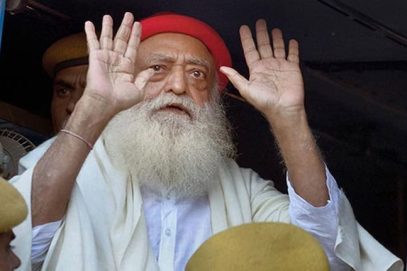 خود ساختہ سادھو آسارام ​​نابالغ عصمت دری کیس میں گینگ ریپ کے الزام سے بری