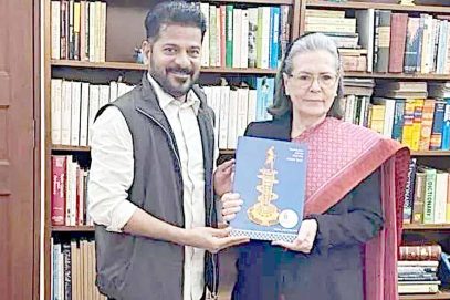 سونیا گاندھی کو ریونت ریڈی نےتلنگانہ رائزنگ 2047 ویژن ڈاکیومنٹ پیش کیا