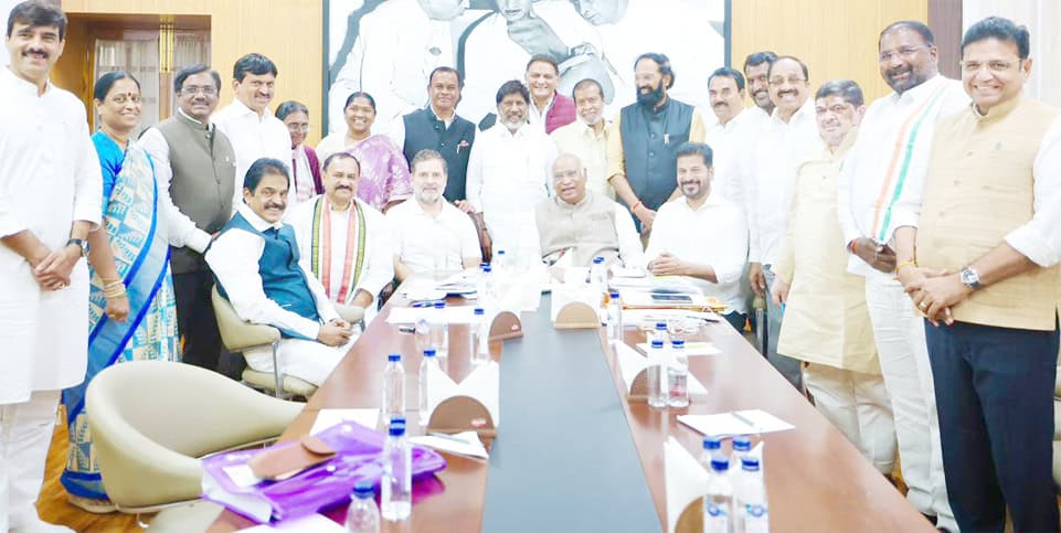 ملاقات سیاسی اجلاس میں اہم رہنما اور حکومتی عہدیداران موجود.