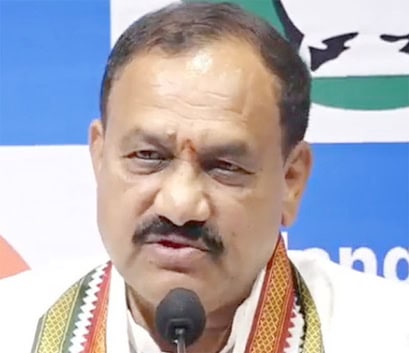 مذکورہ سیاستدان کی تصویر، جو ایک پریس کانفرنس میں بات کر رہے ہیں، سیاسی اور عوامی موضوعات کے لیے اہم.