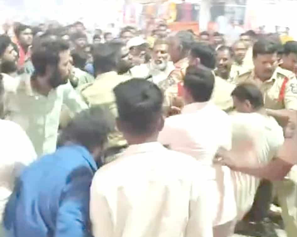 پولیس اور عوام کے درمیان تصادم، ہنگامہ خیز صورتحال کی تصویر.