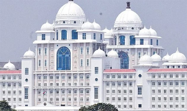 سفید عمارت کا منظر، خوبصورت اور جدید تعمیر، بلند اور دلکش.