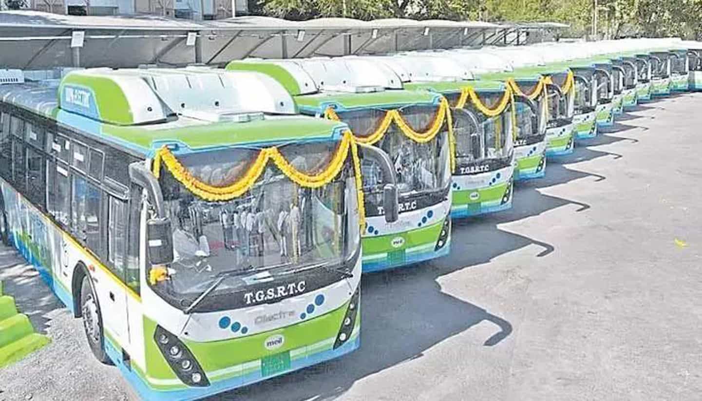 نئی سرکاری بسیں کراچی کے مختلف راستوں کے لیے تیار، عوامی ٹرانسپورٹ میں بہتری کے لیے.