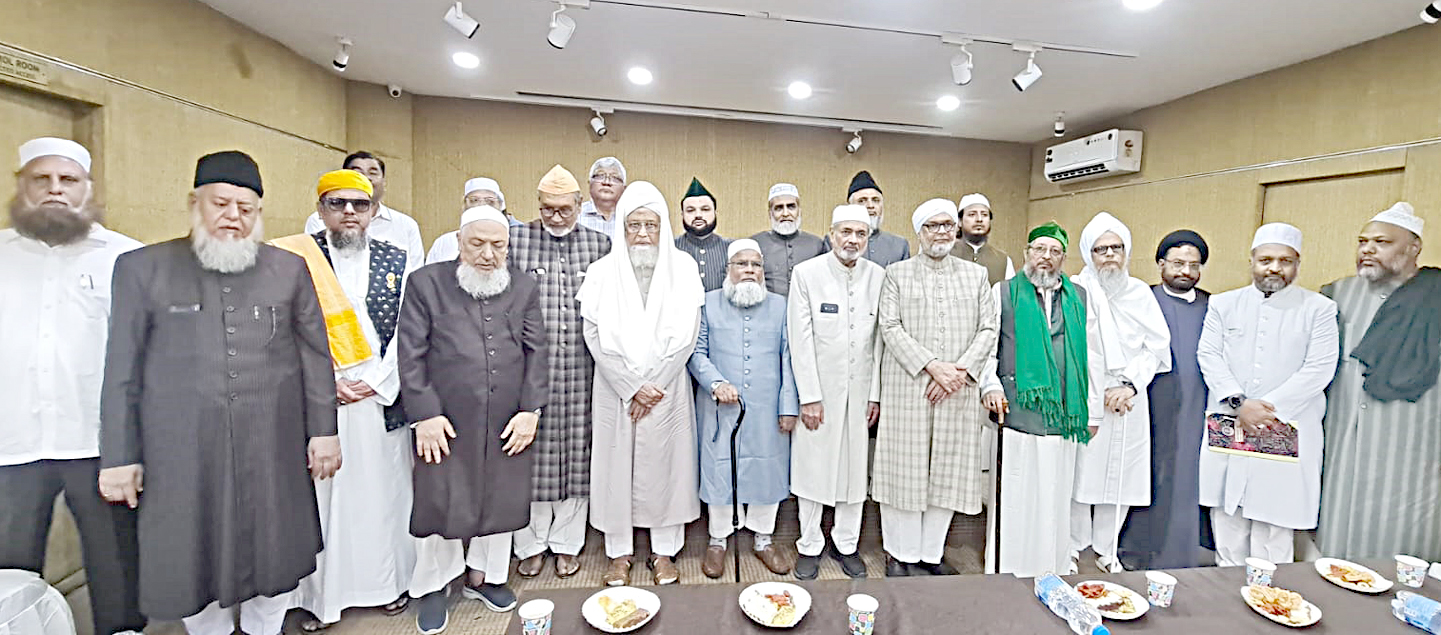 مذہبی اور سیاسی رہنماؤں کا اجلاس، اتحاد اور امن کے پیغامات کے ساتھ، مختلف شخصیات ایک ساتھ کھڑی ہیں.