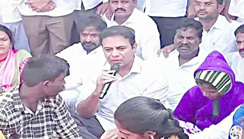 پولیس افسر عوام سے بات چیت کرتے ہوئے، عوامی مسائل سن رہے ہیں.