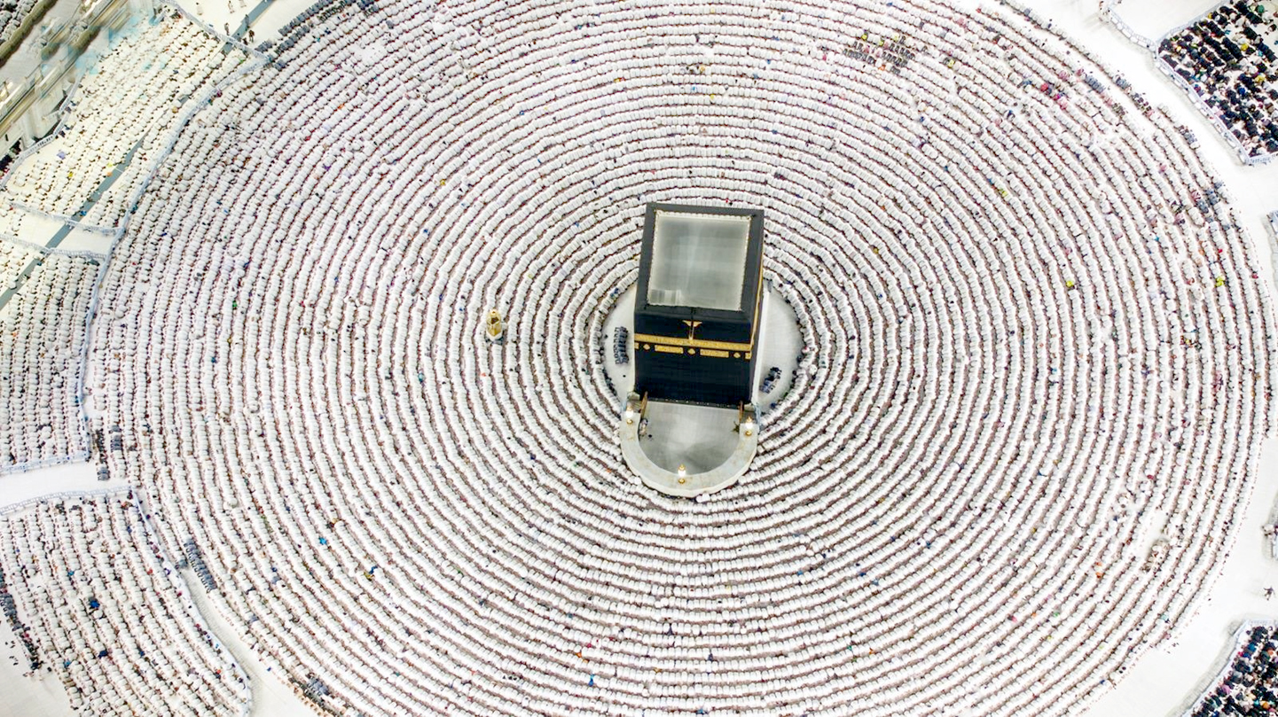 موسمی کنسرٹ میں لوگوں کا ہجوم، مرکزی اسٹیج کے قریب جمع.