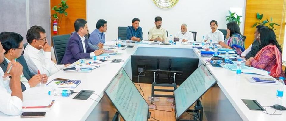 ملاقات میں سرکاری افسران اور سیاستدان کے درمیان اہم گفتگو.