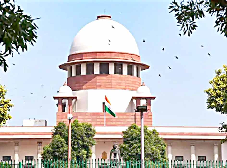 ایوان عدالت عظمی کا منظر، ہندوستانی پرچم کے ساتھ.