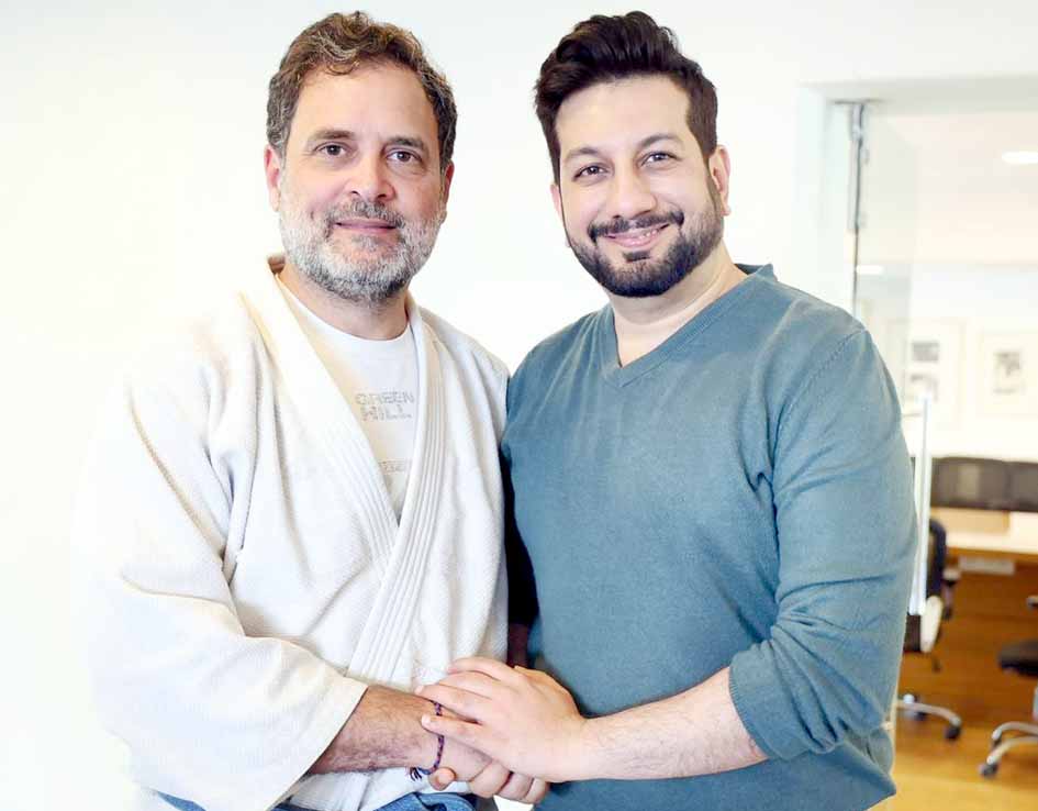 ایمبیولنس، صحت، اور دوستی کی علامت کے طور پر ڈاکٹر اور مریض کا مصافحہ.