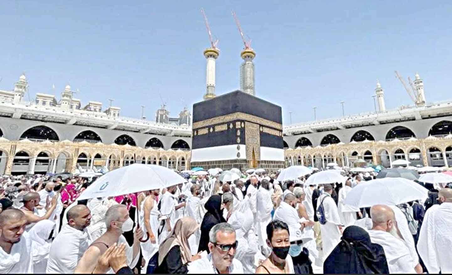 حج کے دوران مکہ مکرمہ میں زائرین کی بڑی تعداد، عبادت اور دعا میں مصروف.