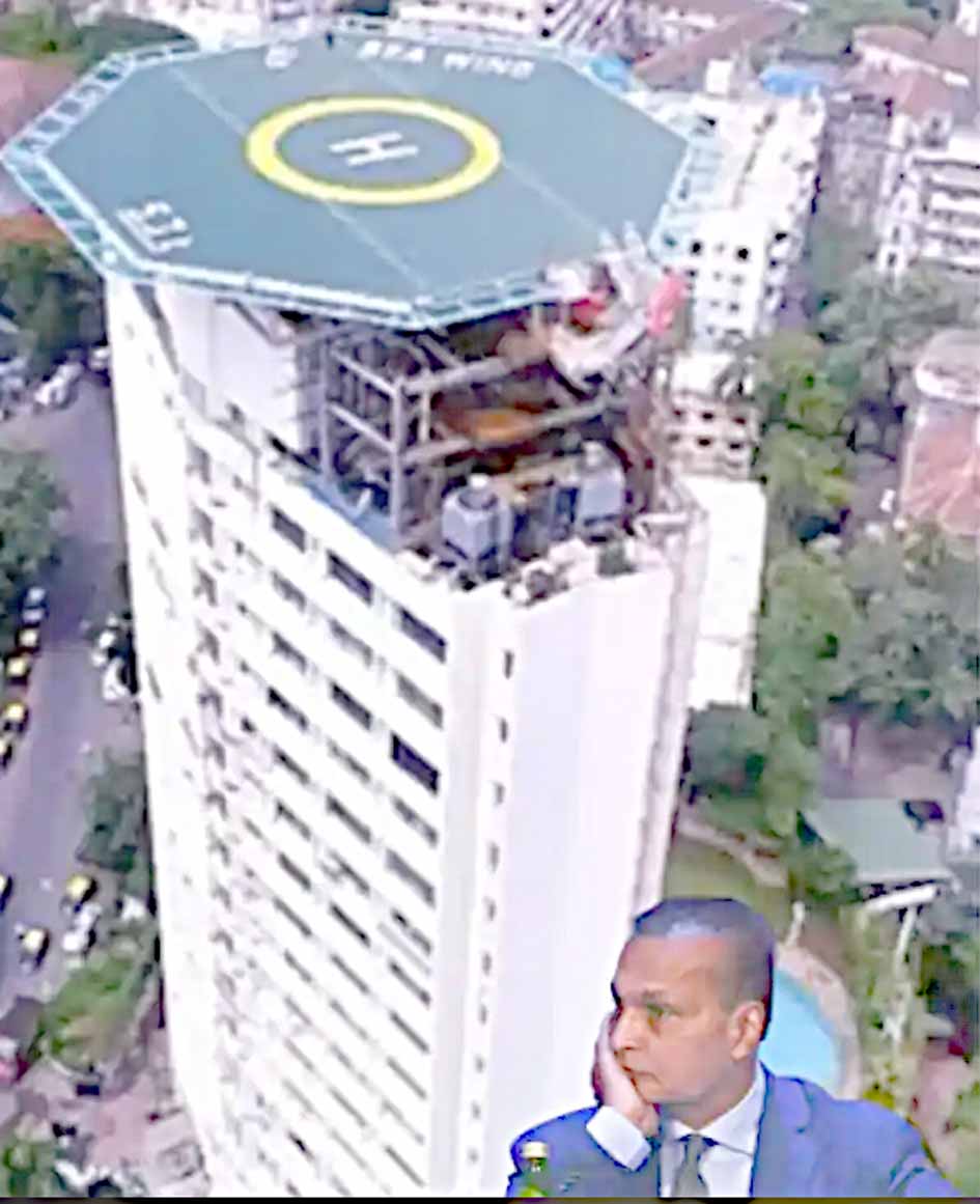 ہوائی جہاز کے ہلی کاپٹر پر بیٹھا ہوا شخص، بلند عمارت کے اوپر، شہر کا منظر.