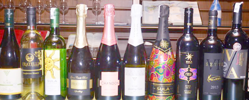 شراب کی بوتلیں، مختلف اقسام، خوشبو دار مشروبات، اور جشن کی تیاری.