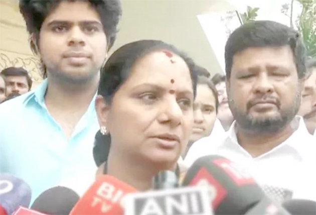 تصویر میں ایک خاتون سیاستدان میڈیا سے گفتگو کر رہی ہیں.