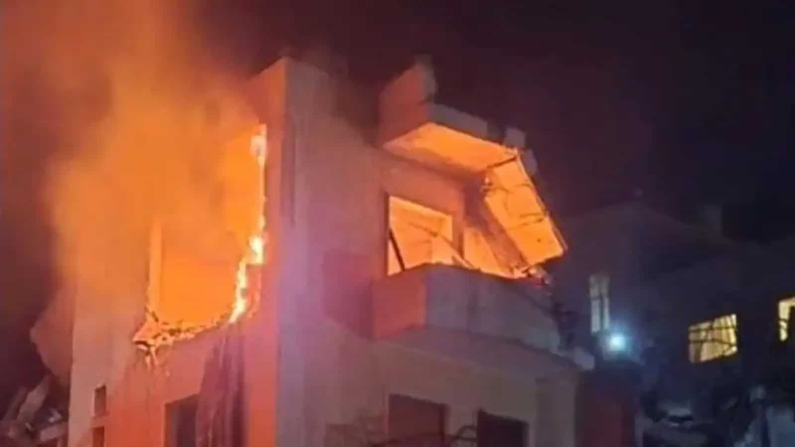 آگ لگتی ہوئی عمارت کا منظر، ہنگامی صورتحال، فائر بریگیڈ کی کارروائی جاری.