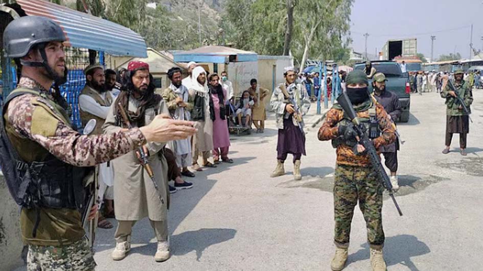 فوجی اہلکار اور شہری، سیکیورٹی کے دوران عوام کے درمیان، پاکستان میں سیکیورٹی اور فوجی کارروائی۔.