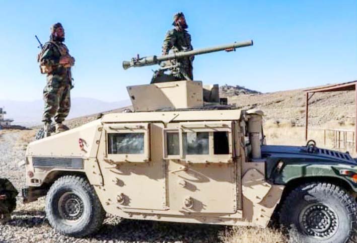 ایس یو وی فوجی گاڑی اور فوجی اہلکار، سرحدی علاقے میں تعینات، فوجی کارروائی کی تیاری.