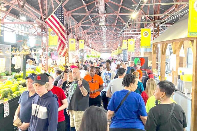 امریکی مارکیٹ میں لوگوں کی بڑی تعداد خریداری کے لیے جمع.