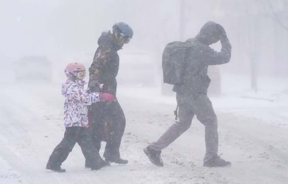 برف میں چلتے ہوئے خاندان کے افراد، سرد موسم اور برفباری کا منظر.