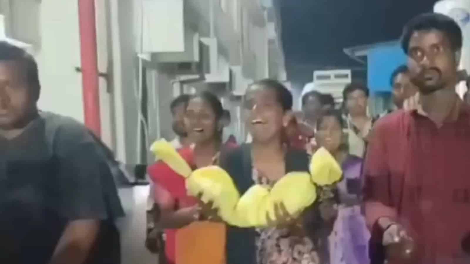 خواتین کا خوشگوار استقبال، مسکراہٹیں اور خوشی کا ماحول.