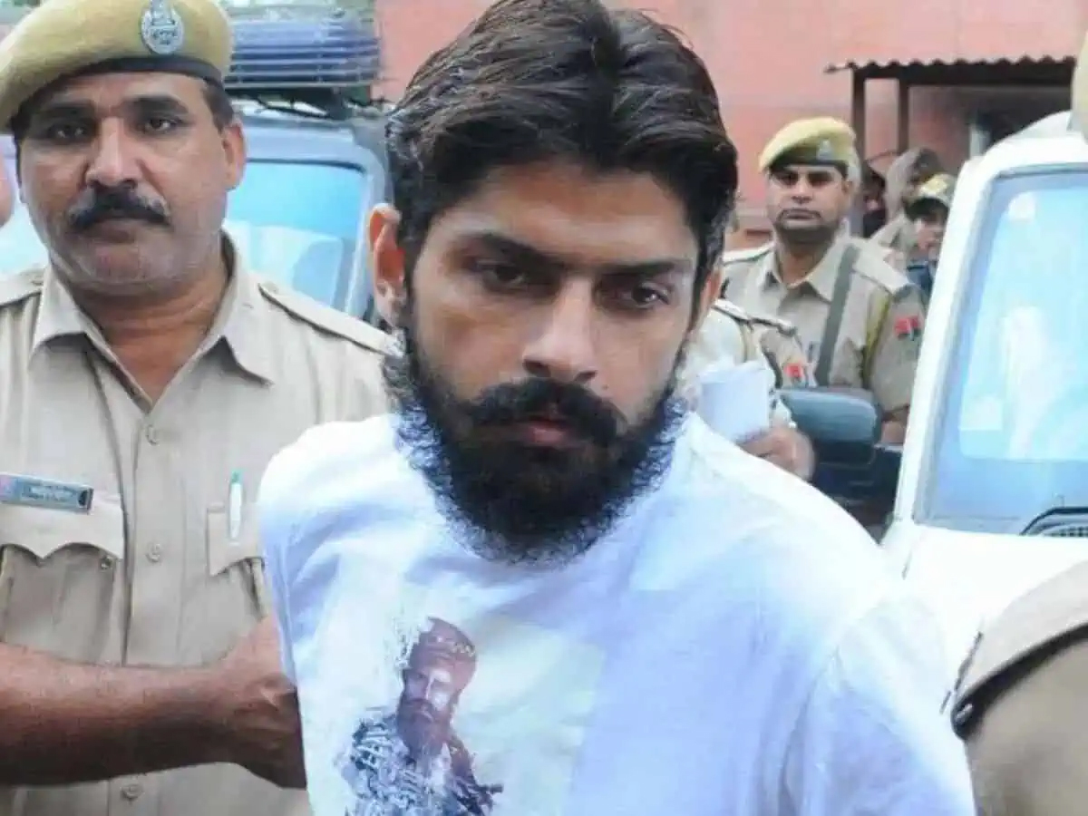 نوجوان مرد پولیس کے ساتھ، ہجوم میں، سڑک پر، سیاہ داڑھی، سفید قمیض.