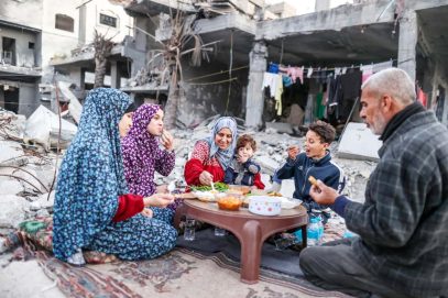 غزہ میں تباہ شدہ گھروں کے ملبے پرا فطار، دکھ بھرا رمضان