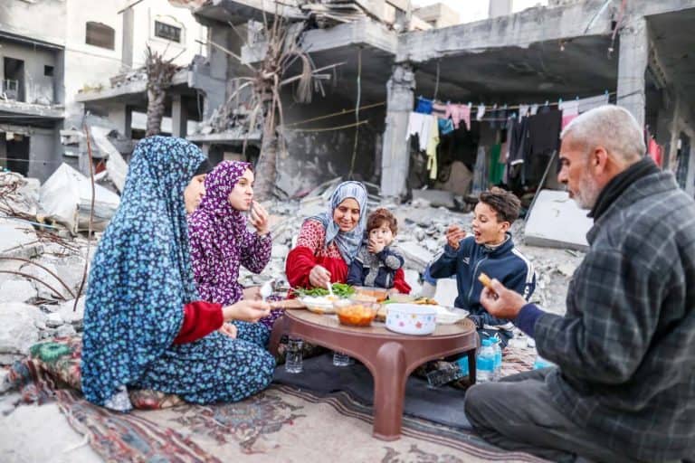 موسمی اور قدرتی آفات کے دوران خاندان کی ملاقات.