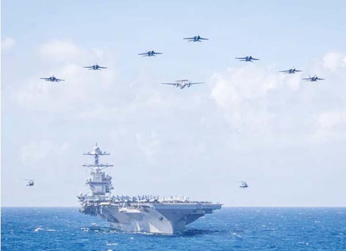 ایرانی جنگی جہاز اور فضائیہ کے طیارے سمندر میں فوجی مشقیں کرتے ہوئے.