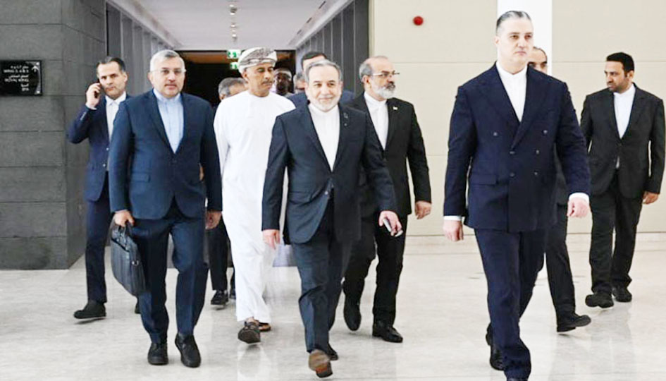 ایرانی وزیر خارجہ جوہری توانائی کے پُرامن حق کے دفاع میں، دیگر حکومتی عہدیداران کے ساتھ چل رہے ہیں۔.