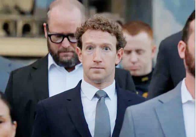 ایک شخص کی تصویر، جو ایک اہم تقریر یا بیان دے رہا ہے.