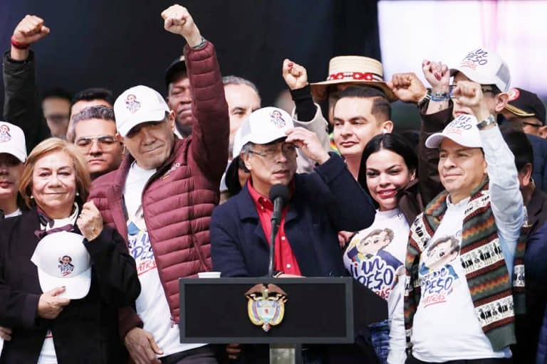 سیاسی رہنما اور کارکنان، نعرے لگاتے اور خوشی کا اظہار کرتے ہوئے، عوامی جلسہ میں شرکت.