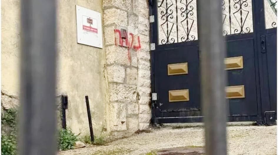 دروازہ اور گیٹ کا منظر، سیاہ رنگ کا لوہے کا گیٹ اور پتھر کی دیوار، حفاظتی باڑ کے ساتھ۔.