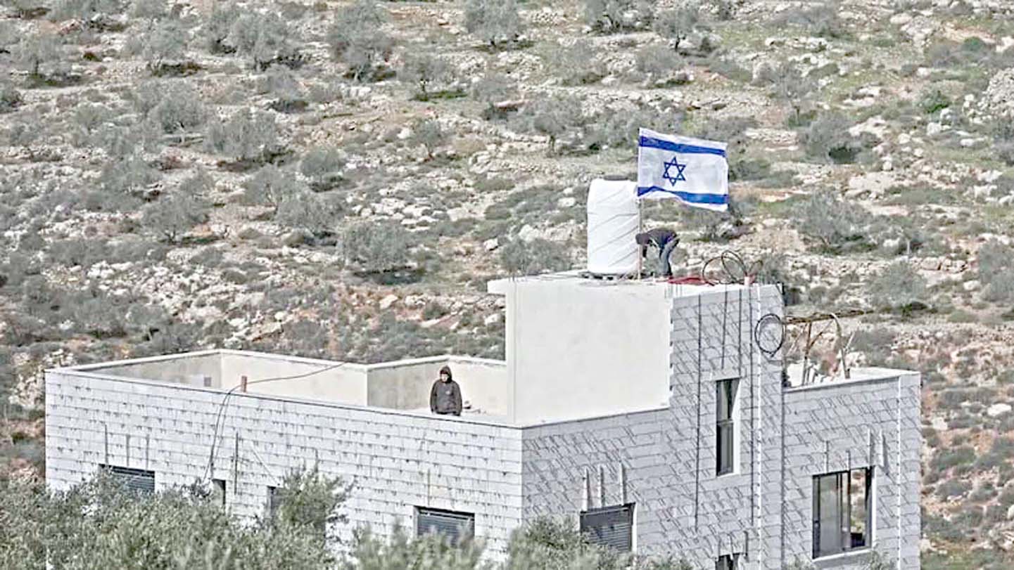 اسرائیلی فوج فلسطینی علاقے میں چھاپہ مار رہی ہے، فوجی اور اسرائیلی پرچم نظر آ رہا ہے۔.