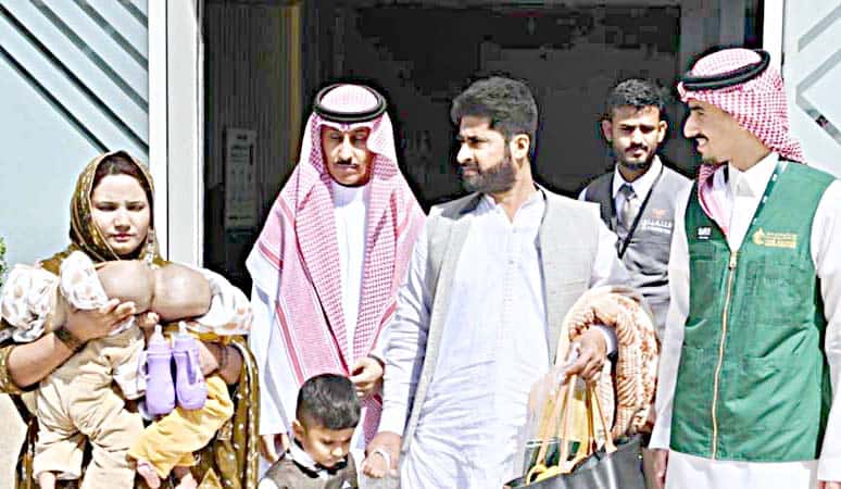 سعودی عرب میں سیاحتی سفر کے دوران مسافر اور مقامی افراد کی ملاقات.