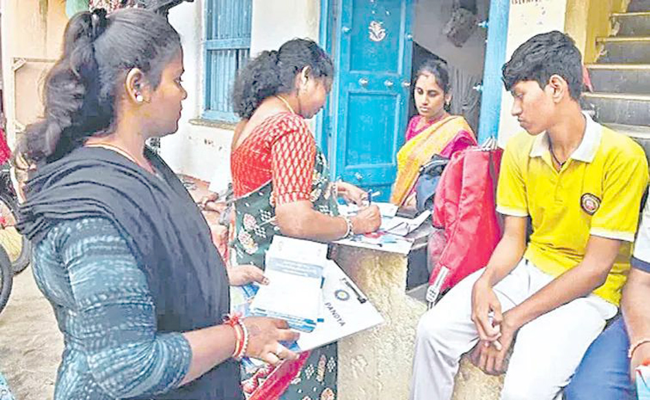 طلبہ اور اساتذہ کے درمیان تعلیمی مشورہ، اسکول کے باہر طلبہ کی گفتگو.