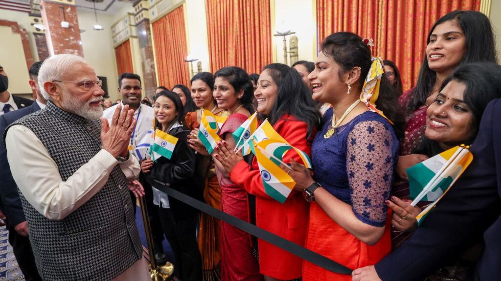 ہندوستانی وزیراعظم سے ملاقات کرنے والی خواتین، خوش اور پرجوش، قومی پرچم کے ساتھ.