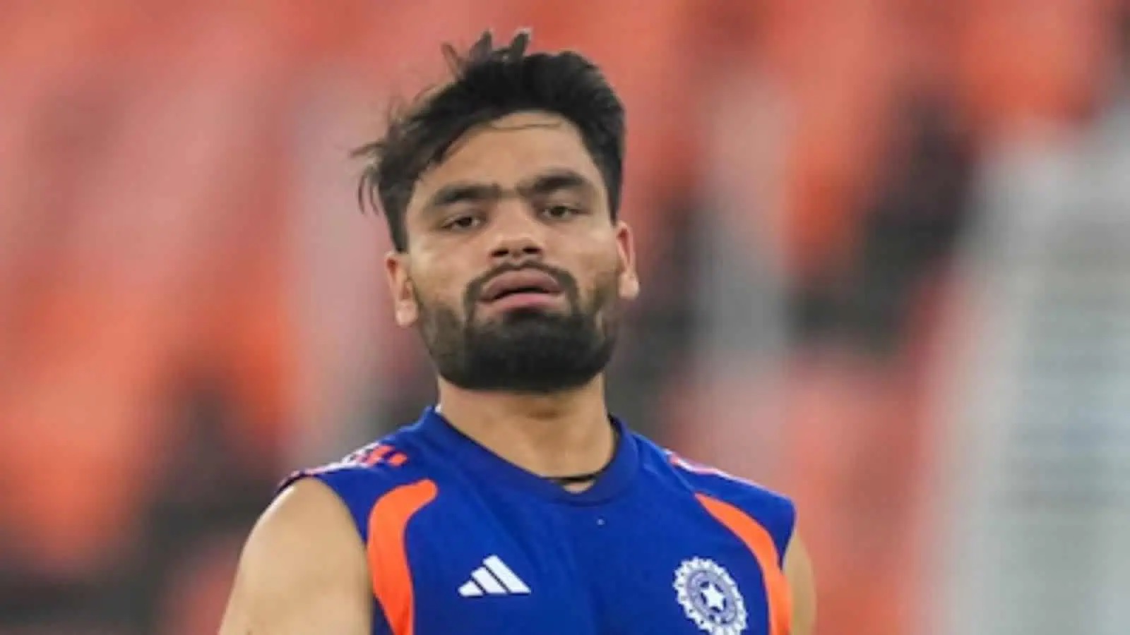 فٹبال کھلاڑی، میدان میں کھیل رہا ہے، کھیل کے دوران.