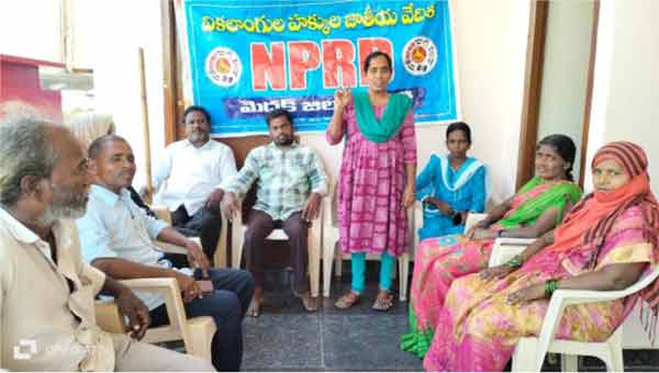 نیشنل پیپلز پارٹی کے اجلاس میں خواتین اور رہنما.