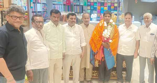 کتابوں کی دکان پر افراد کا گروپ، تعلیمی اور ادبی سرگرمی.