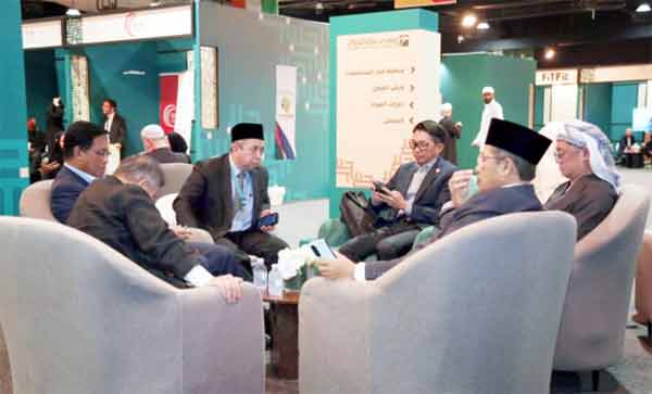 سیاستدان اور رہنما ایک نشست میں گفتگو کر رہے ہیں.