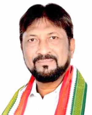 تصویر کا متبادل متن: سیاست اور عوامی رہنماؤں کی تصویر، سیاسی تقریر یا جلسہ.