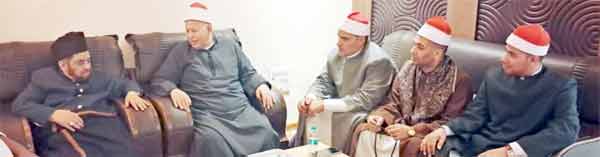 مذاکرہ کرتے ہوئے افراد کی تصویر، جن میں سب نے سرخ ٹوپیاں پہن رکھی ہیں.