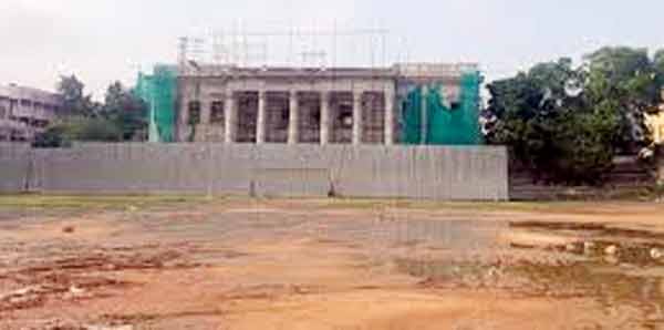 عمارت کی تعمیر کے دوران حفاظتی دیوار اور تعمیراتی سامان.