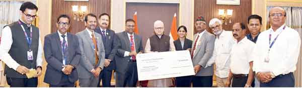 ایونٹ میں شامل اہم شخصیات کی گروپ فوٹو، کاروباری ملاقات اور معاہدہ.