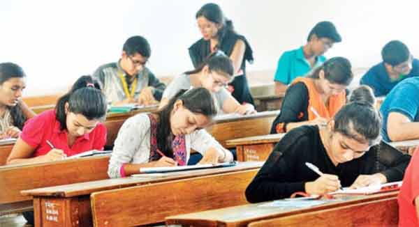 تعلیمی امتحان میں طلبہ کی شرکت، امتحانی عمل کی تصویر.