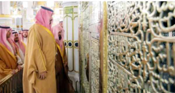 مکرمین خانہ کعبہ کی زیارت کے دوران دعا اور عبادت.