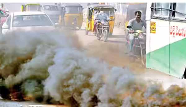 ایمیزن دھواں اور ٹریفک کے ساتھ سڑک کا منظر، شہری زندگی میں آلودگی اور ٹریفک جام کی عکاسی.